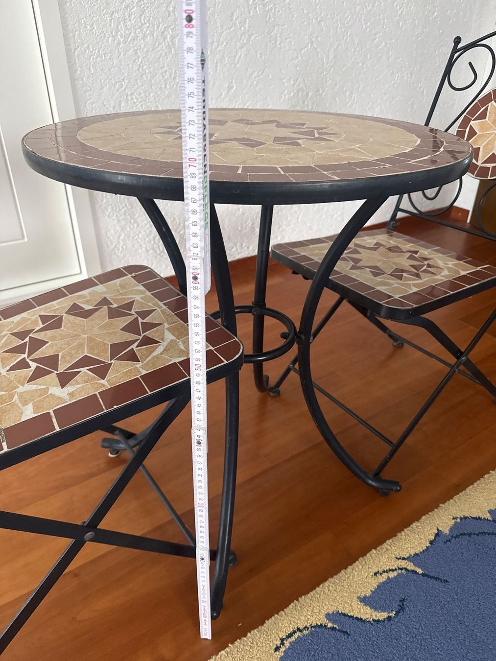 Set di tavolo e panche: Mosaik Gartentisch Bistroset mit 2 Stühlen – Usato da Thalwil venduto da vernasm 2