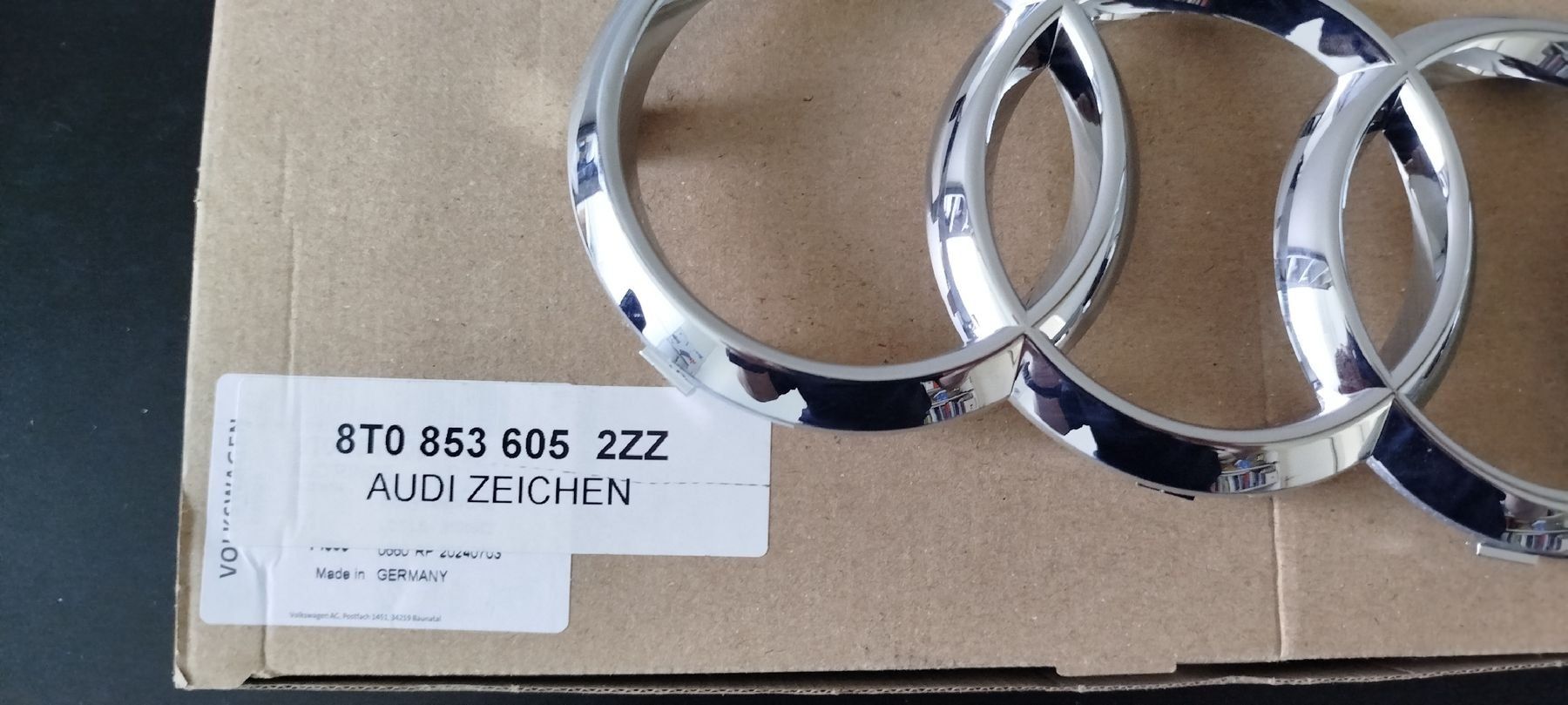 Audi Toutes les pièces auto: Neues Audi Emblem / Logo - Originalverpackt – Neuf avec emballage d'origine à Effretikon par jazz.pi 1