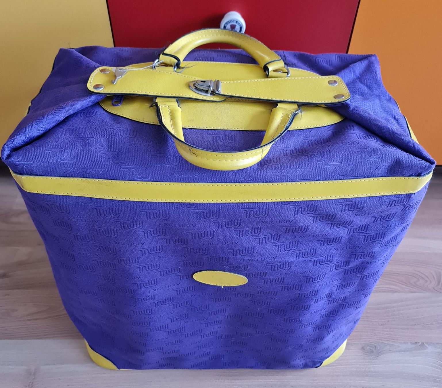 Taschen: Grosse Tupperware Tasche ehem. Beratertasche – Gebraucht aus Emmen von Dirtsa 1