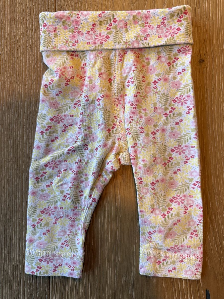 H&M Hosen: Blumen-Leggins Grösse 56 – Gebraucht aus Pragg-Jenaz von gobrist