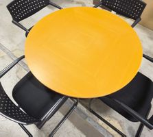 Runder Tisch  mit 4 Vitra Stühlen schwarz gebraucht