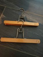 2 Holzkleiderbügel für Hosen