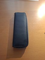 Etui Leder schwarz mit Stift und Lineal. 