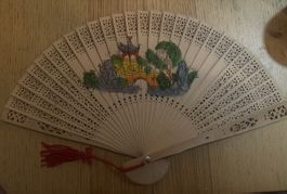Éventail asiatique en bois sculpté – 35 cm