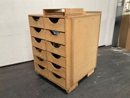 Grosser Holzschubladenstock