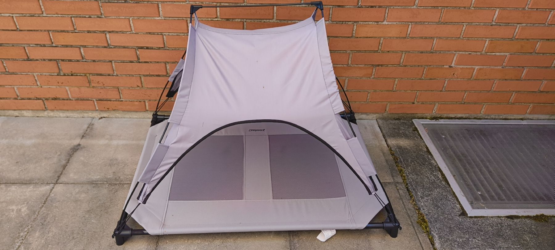 Cucce & Letti: Outdoor Hundebett mit Sonnenschutz – Usato da Therwil venduto da stichli