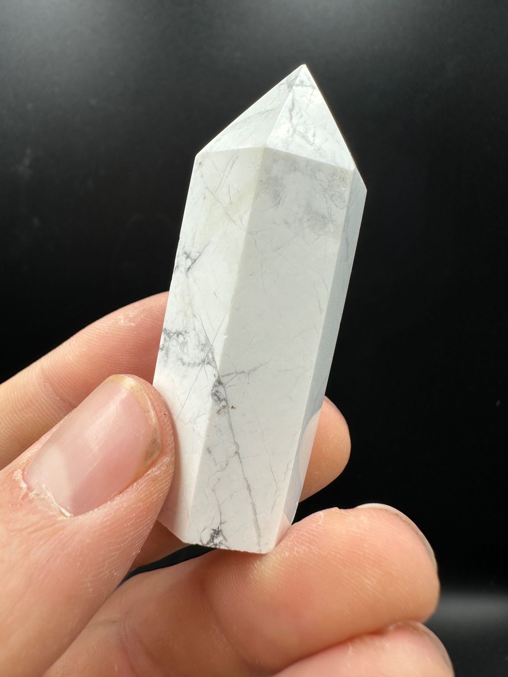 Minerali & Pietre curative: Weisser Howlith Obelisk, Spitze – Nuovo e nell'imballaggio originale da Männedorf venduto da Handschmeichler 1