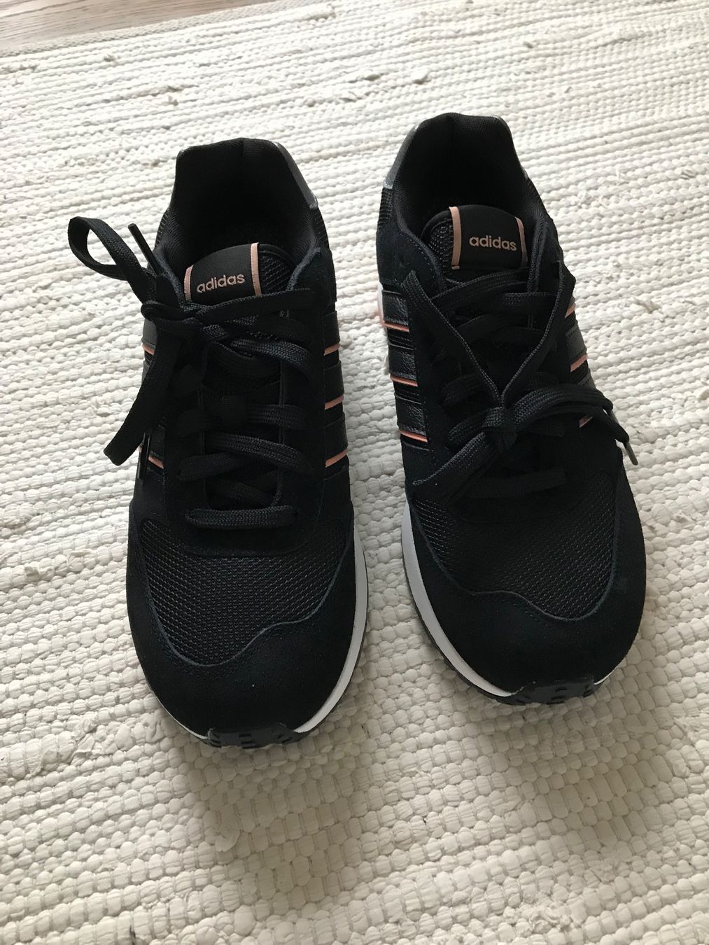 Adidas Scarpe da donna: NEU Adidas Sneakers Run Leder - Gr. 40 – Nuovo e nell'imballaggio originale da Affoltern am Albis venduto da variablend 5