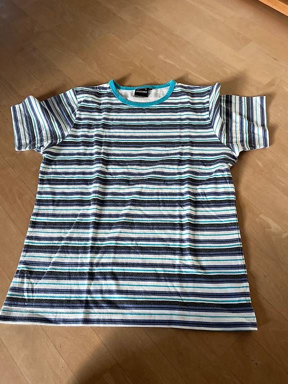 T-shirt: blau/weiss gestreiftes T-shirt – Usato da Luzern venduto da nad_2my8