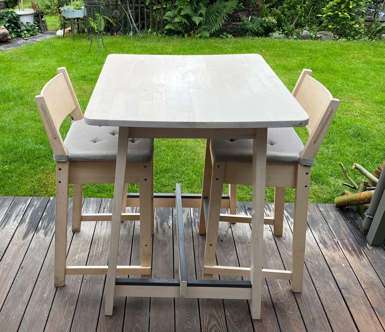 Set di tavolo e panche: Stehtisch mit zwei Stühlen – Usato da Widnau venduto da alfgru