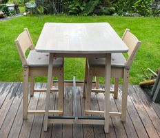 Stehtisch mit zwei Stühlen