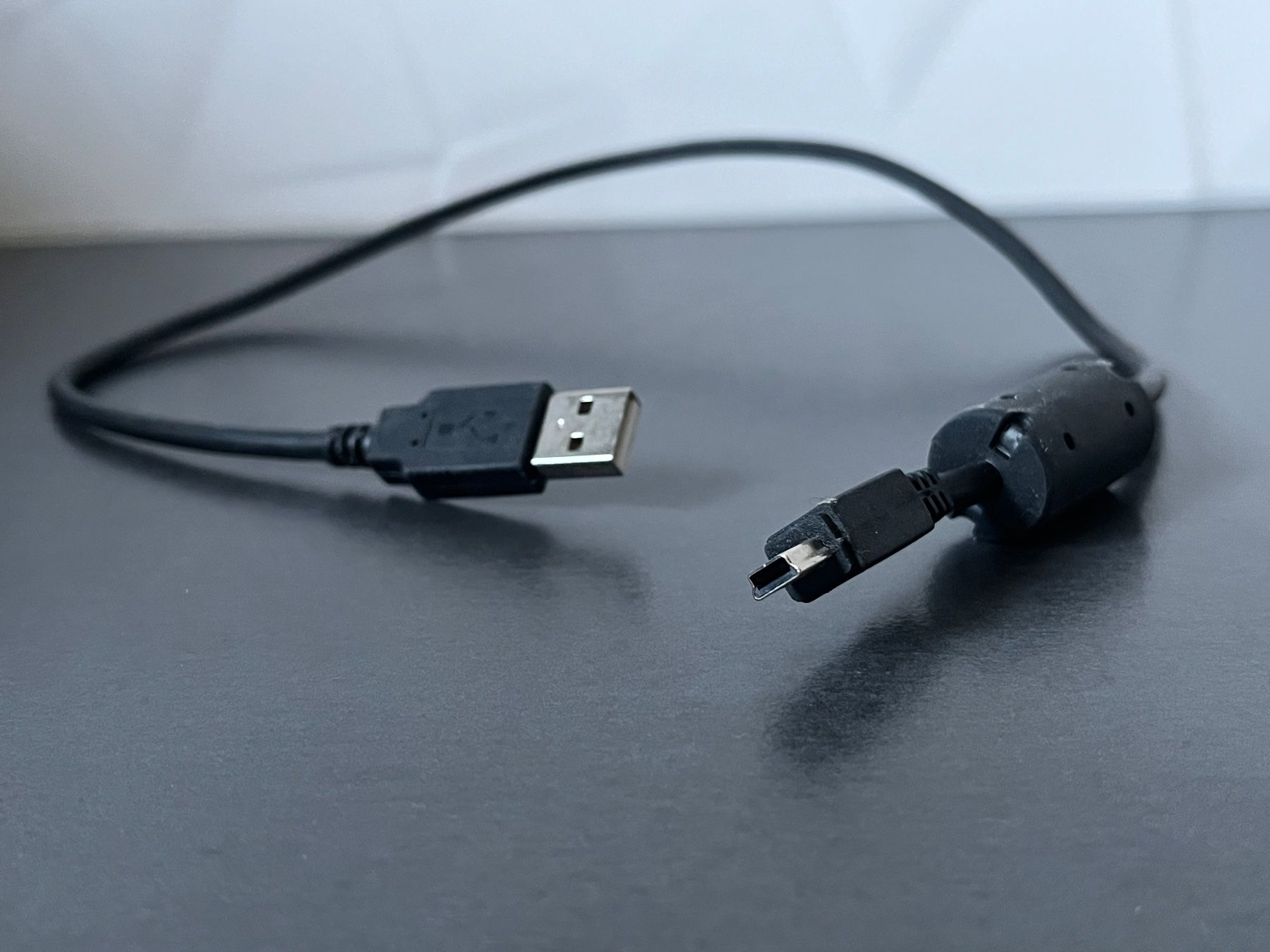 Cavi: Câble noir blindé - USB-A vers USB-mini avec ferrite - 56 cm – Usato da Chavornay venduto da HDesH