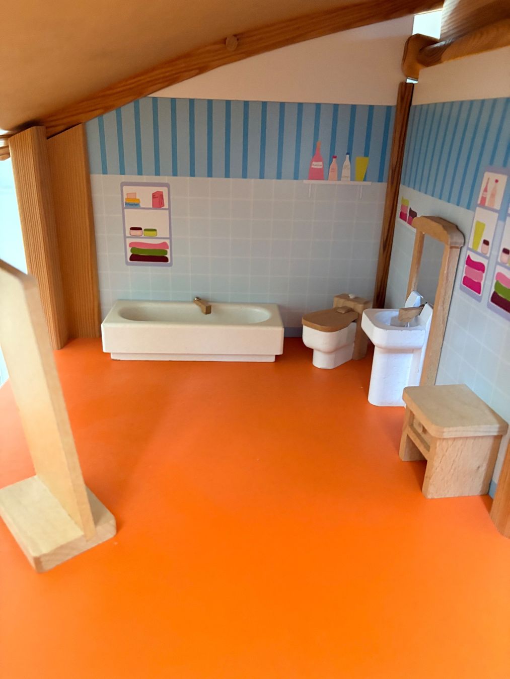 Case e mobili per bambole: JAKO-O Puppenhaus aus Holz – Usato da Langenthal venduto da margf 5