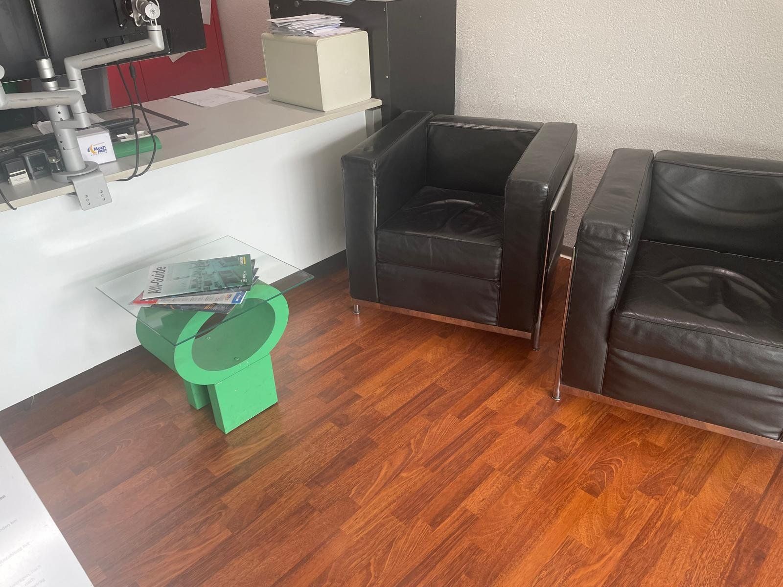 Le Corbusier Sessel: LE CORBUSIER Fauteuils en Cuirs / Table – Gebraucht aus Biel/Bienne von erw_h27c 6