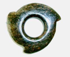 Jade Bi-Scheibe archaisch in dynamischer Form Hetian