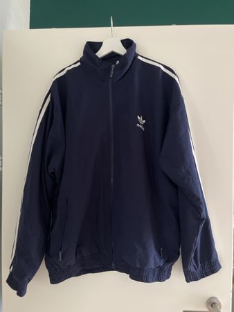 Dunkelblaue Adidas Jacke aus Stoff