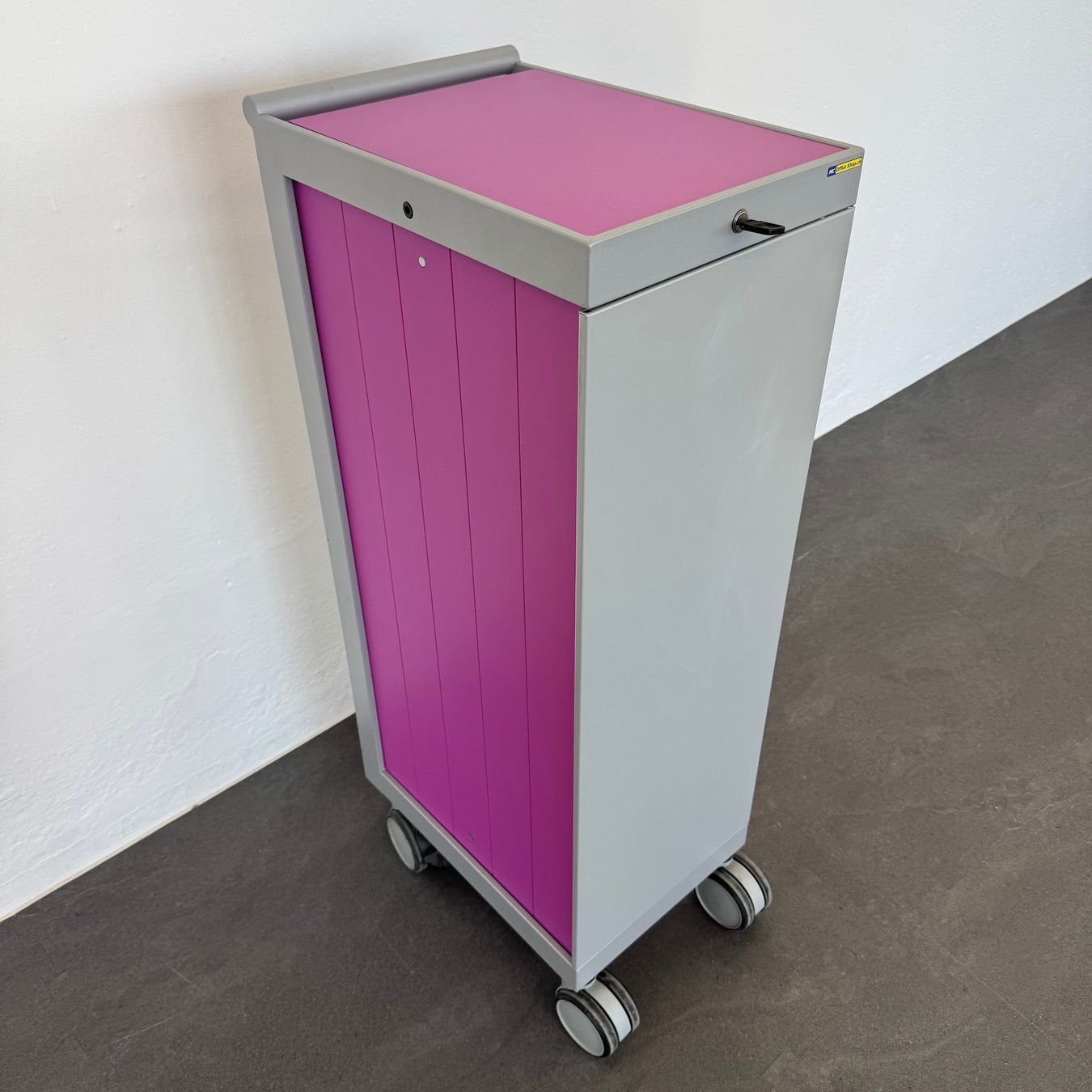 Banconi: Denz D3 Roll-Caddy Pink mit Schlüssel – Usato da Schönenwerd venduto da mcofficeshop 2