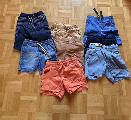 Kurze Hosen, alle bei Grösse 92 getragen