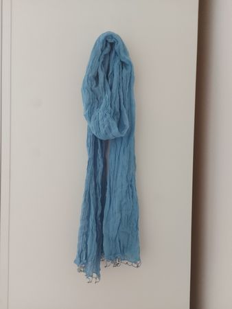 Foulard bleu clair avec franges en perles de rocaille