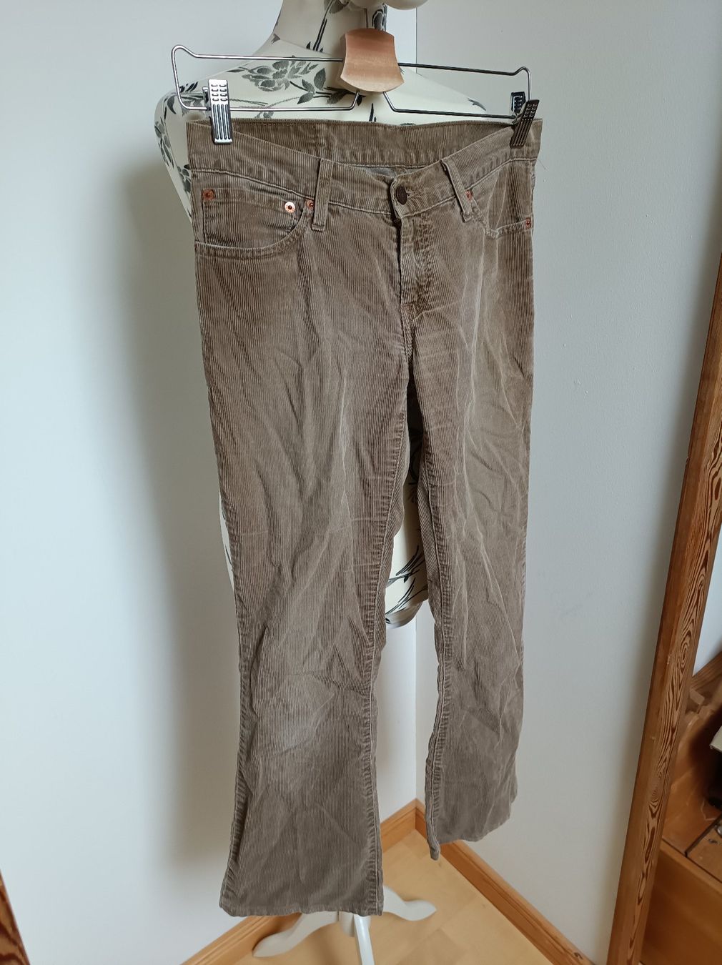 Levi's Hosen: Levis ausgestellte Cordhose W28 L34 – Gebraucht aus Peccia von LillyMarie98 1