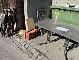 Klapptisch und Holzstühle gebraucht / Backsteine 