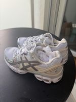 ASICS GEL-NIMBUS 9 in heller Cream/White/Silver-Farbkombina