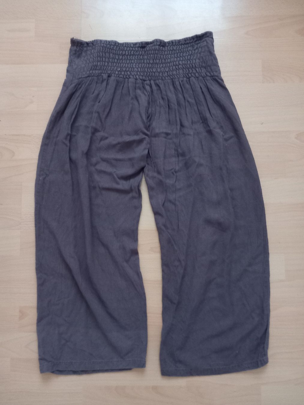 Hosen: Pantalon 3/4 et ample marron Taille S/M – Gebraucht aus Faoug von per_kp6r 1