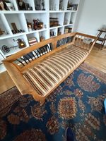 Sofa Holzsitzbank mit Polsterung gestreift 3-Sitzer