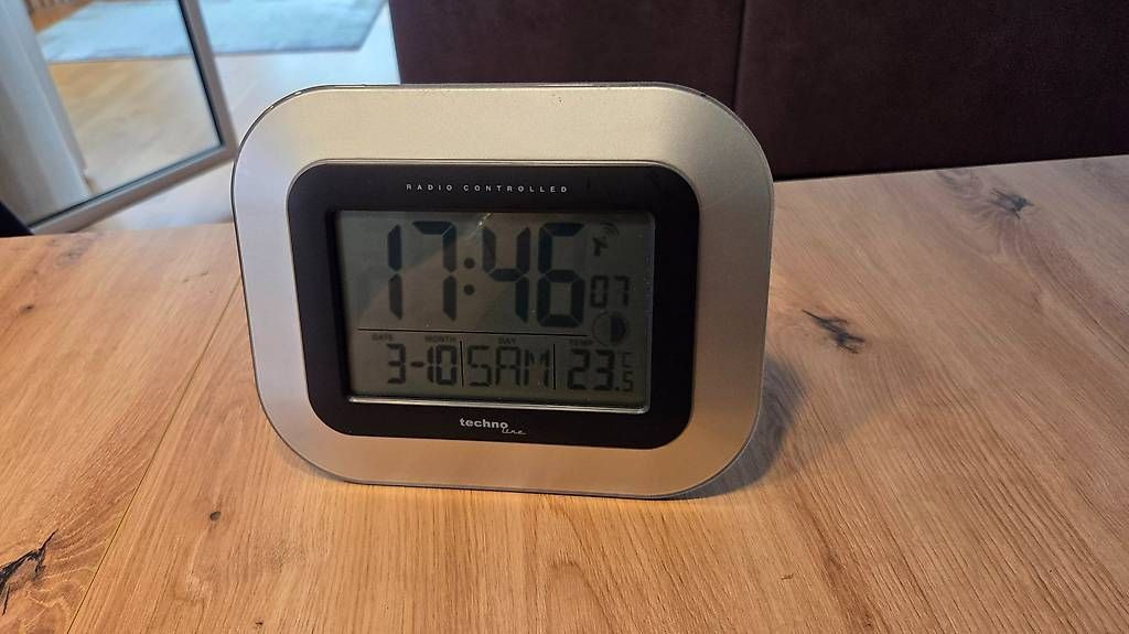 Orologi: Digitale Wand oder Stelluhr !  – Usato da Chur venduto da weber52