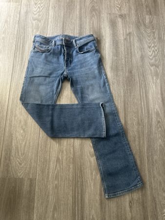 Jeans Diesel, taille 32 parfait pour la saison!