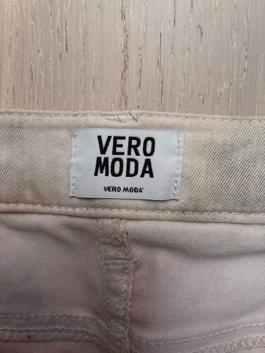 Pantaloni: Vero Moda Hose mit Blumenmuster Gr. 36 – Usato da Lostorf venduto da kroeste 1