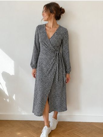🌸 Schwarzes Wickelkleid mit floralem Muster – Grösse XS