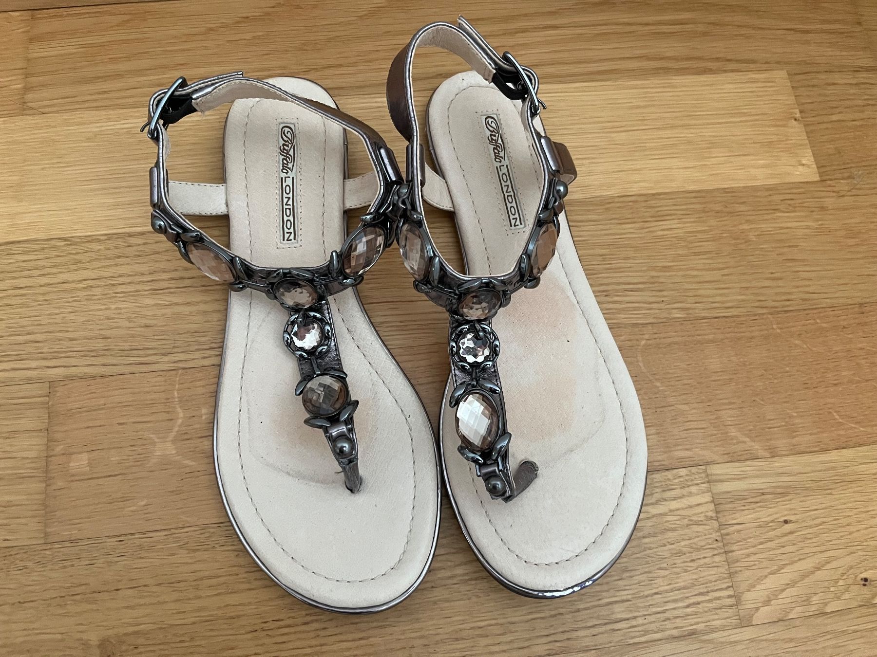 Buffalo Scarpe da donna: Buffalo Ledersandalen Silbergrau Gr39 – Usato da Wollerau venduto da bri_s9qv