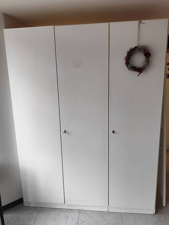 Armoires: Dreitüriger Schrank  – D'occasion à Schaffhausen par lemontree3