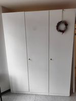 Dreitüriger Schrank 