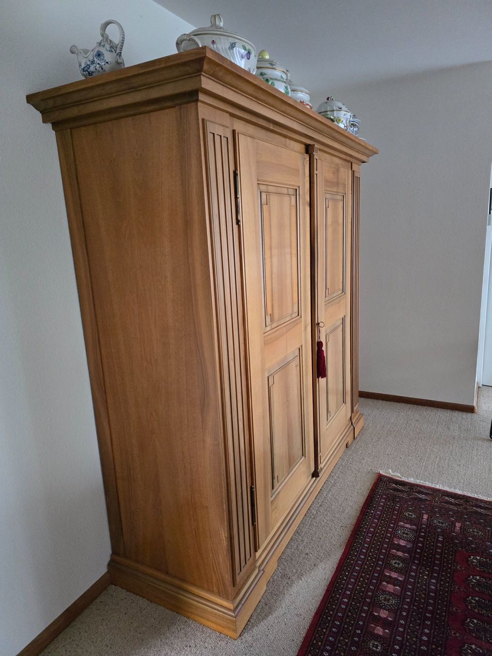 Armadi: Nussbaumschrank – Usato da Allschwil venduto da chr_6yxm 1