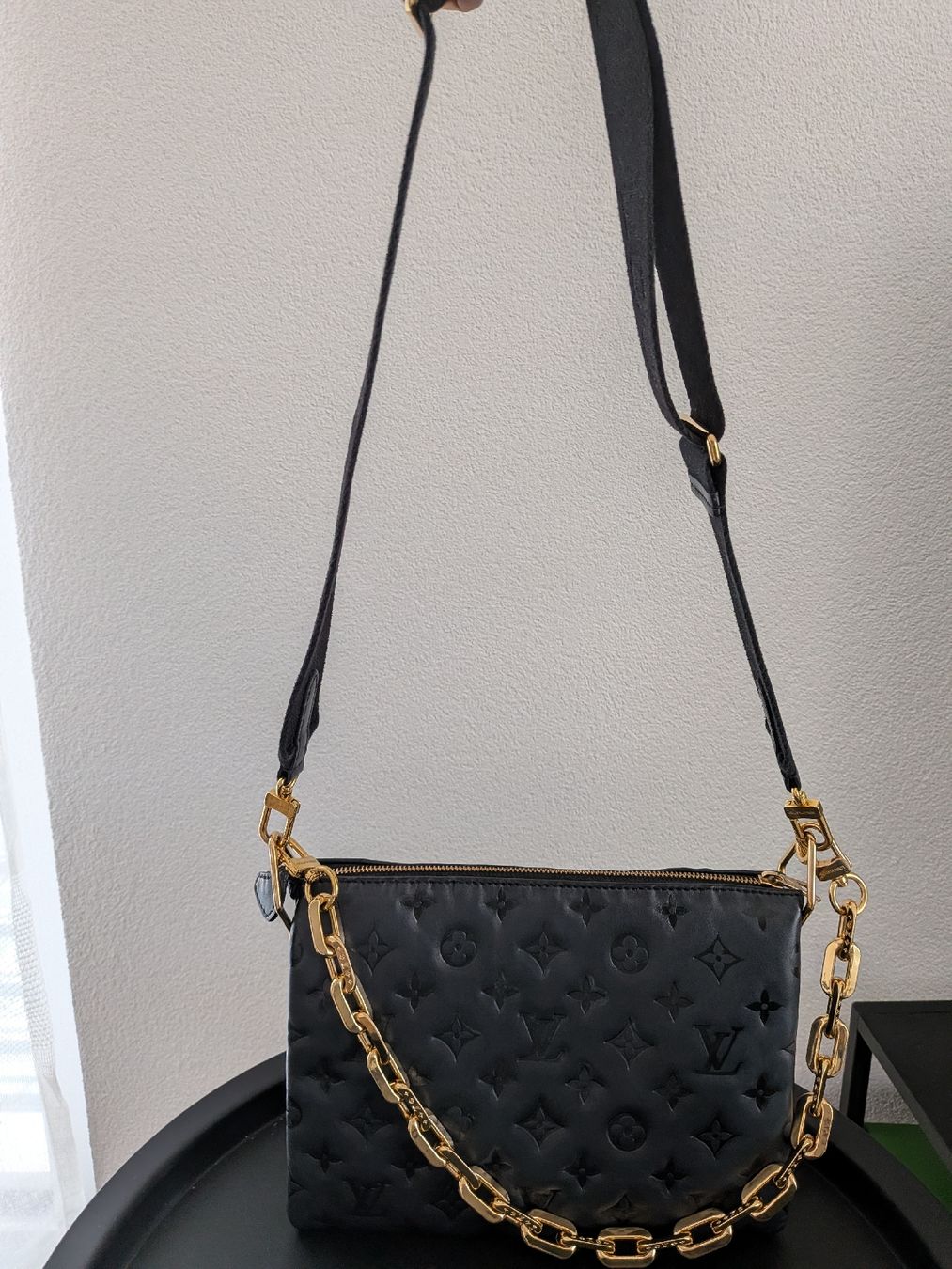 Louis Vuitton Borse da donna: Louis Vuitton Black Coussin PM Leather Embossed Chain Bag – Usato da Morges venduto da dhi_y2qk 1