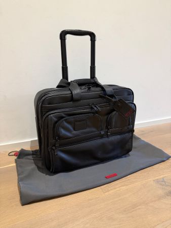 TUMI Deluxe Wheeled Briefcase mit Laptop Cover in Leder