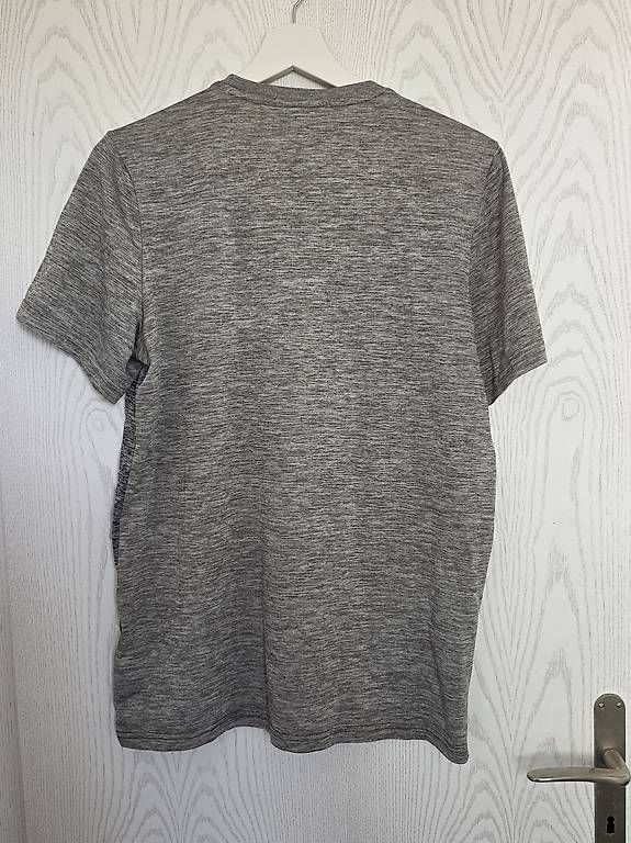 T-shirt: Sportshirt Grösse 182 – Usato da Otelfingen venduto da Schlaedde 1