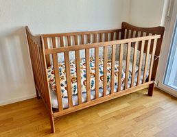 Babybett mit höhenverstellbarem Lattenrost