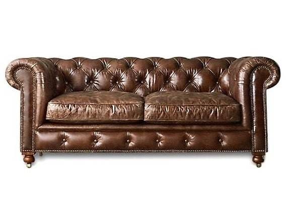Divani: Chesterfield-Sofa aus vollnarbigem Leder 2-Sitzer – Nuovo e nell'imballaggio originale da Cressier FR venduto da Cazadeco