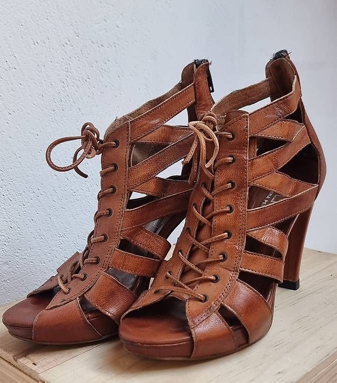 Chaussures femmes: Leder High Heels von PROF Grösse 36 – D'occasion à Castrisch par SaHaMa