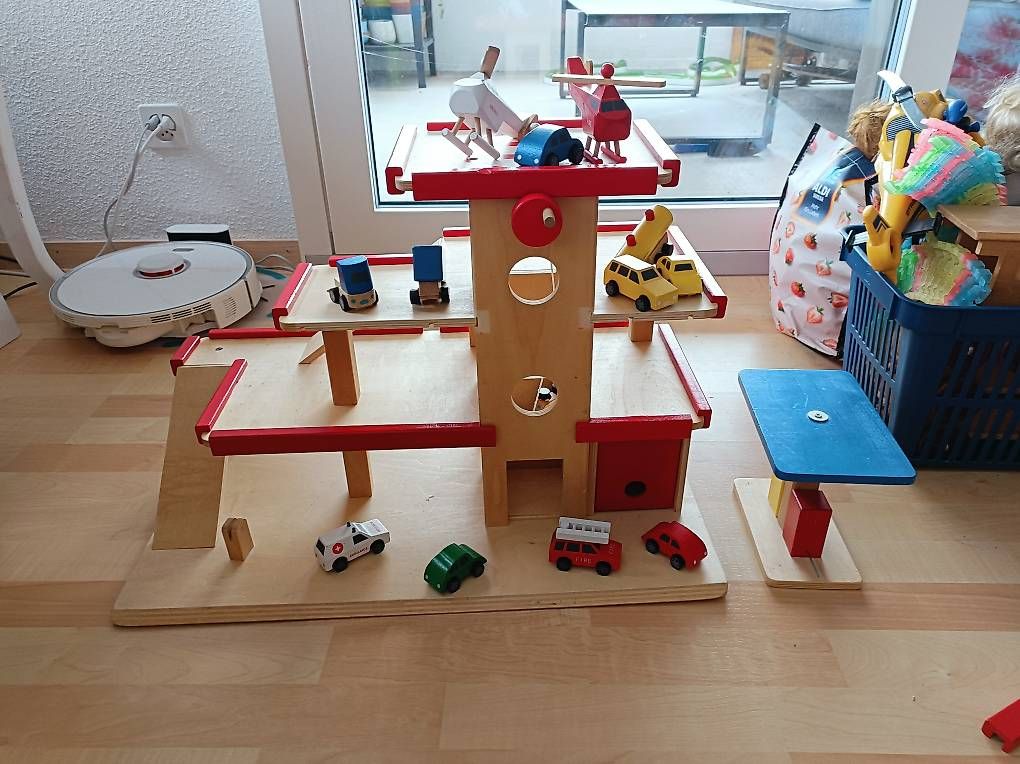 Giocattoli: Holz Spielzeug Autogarage  – Usato da Wattwil venduto da Mambo851