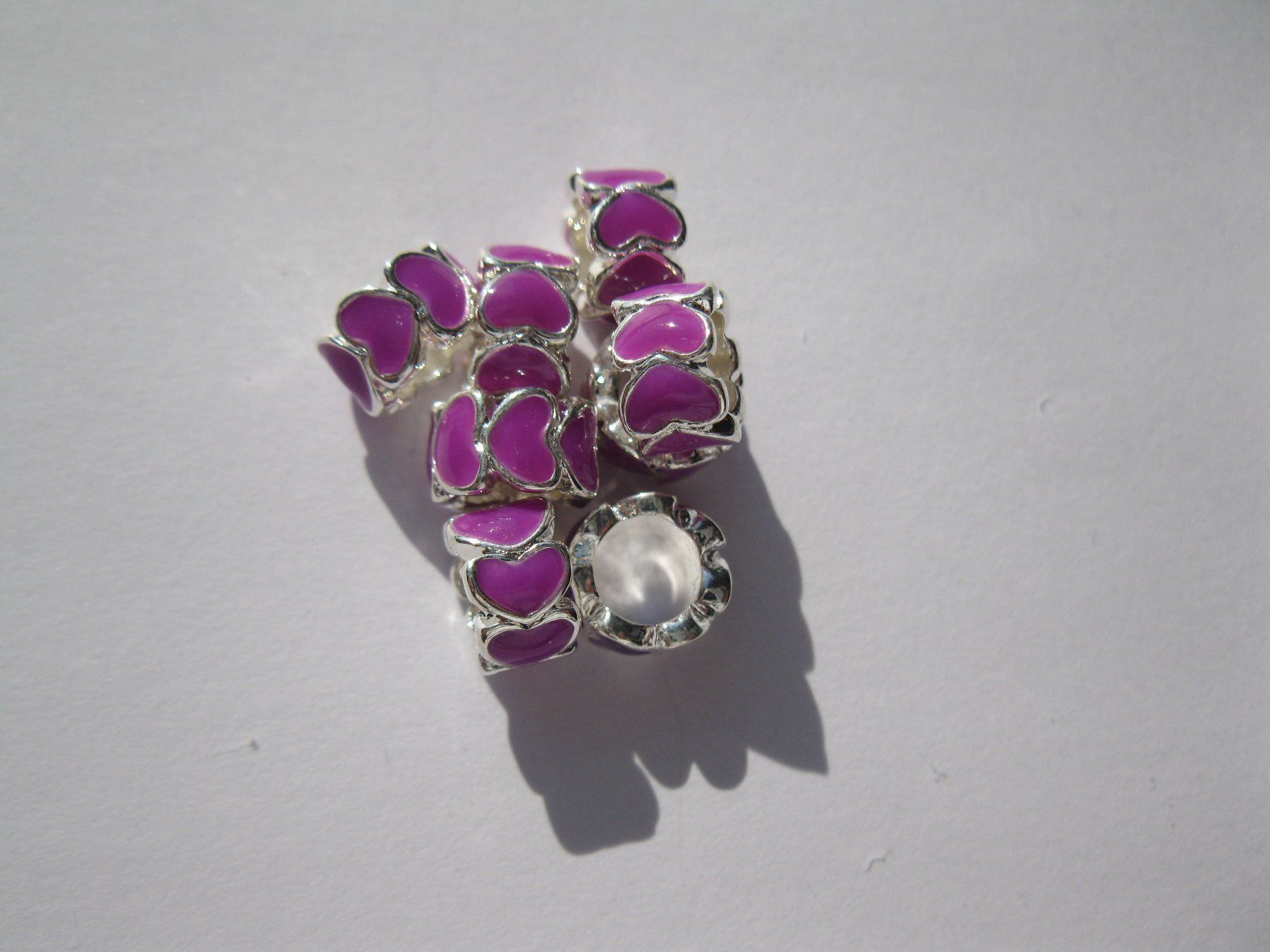 Perle (finte): 3 Metallperlen, Beads, Herz, violett emailliert – Nuovo e nell'imballaggio originale da St. Margarethen TG venduto da LuanaKa 1
