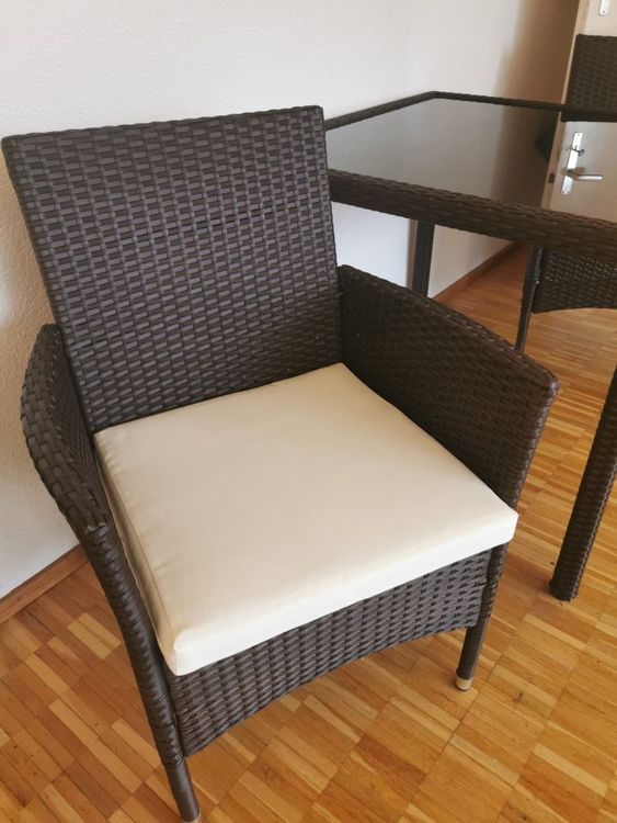 kleiner schöner Rattan Tisch mit 2 Stühlen bereits ab 1.!! Kaufen