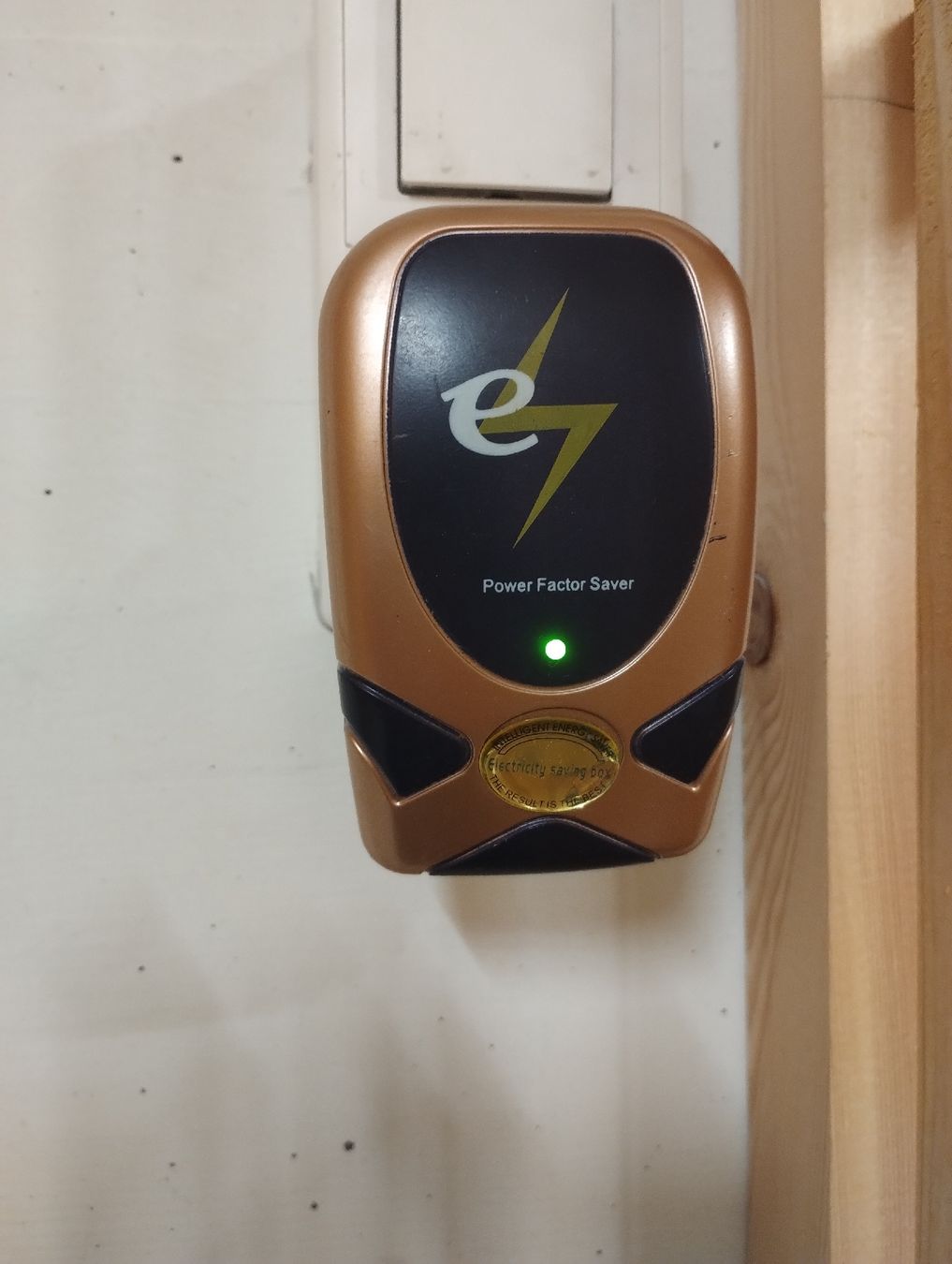 Alimentazione elettrica: Gerät "Energy Saving Device, Save on Electricity Bills!" – Usato da Zürich venduto da danihell 3