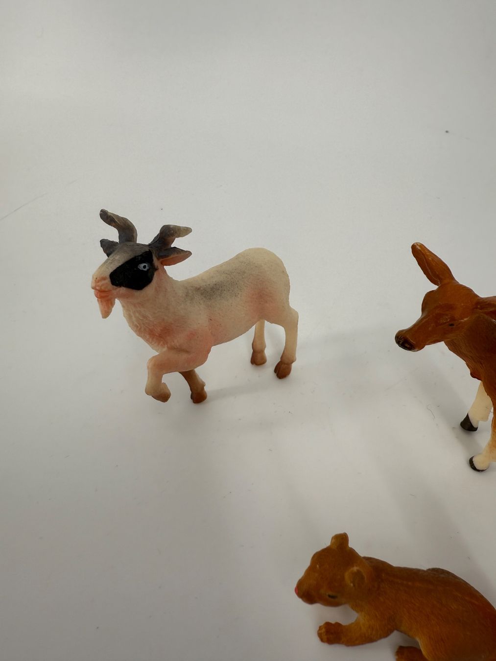 Giocattoli: Tierfiguren-Set: Reh, Geiss und Eichhörnchen – Usato da Auenstein venduto da moin. 1