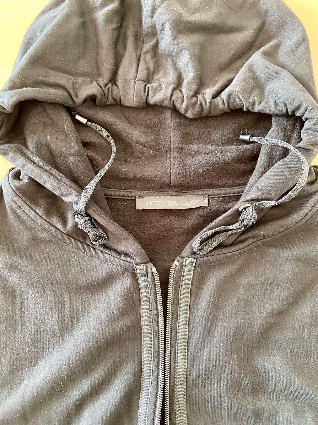 Betty Barclay Maglioni & Felpe: Schwarzer Kapuzenpullover Betty Barclay Grösse 44 – Usato da Ennetbürgen venduto da Evelyne_G 1