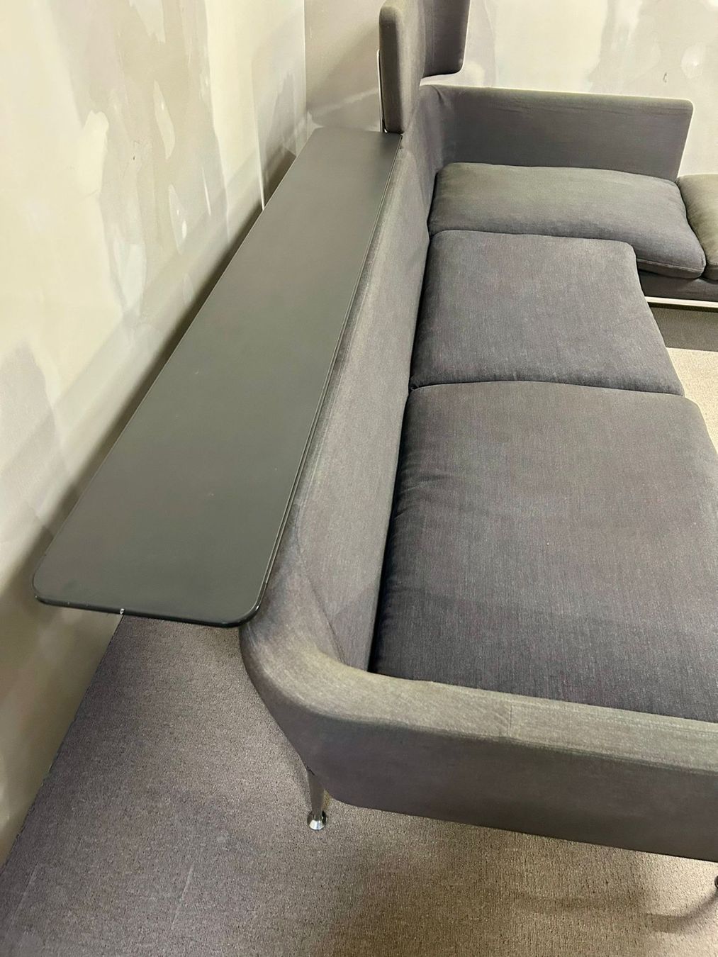 Vitra Divani: Vitra Suita Sofa, dunkelgrau modulares Ecksofa mit Ablage – Usato da Rickenbach ZH venduto da Der-Insider 4