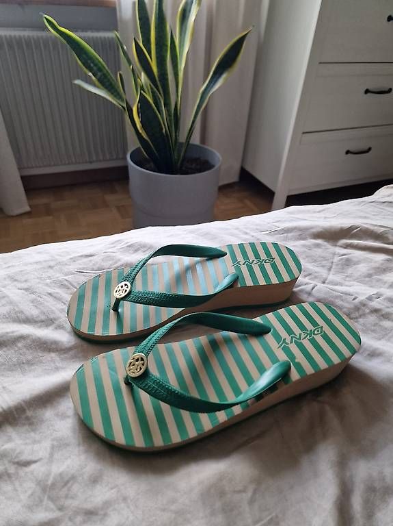 Scarpe da donna: Donna Karan Flip-Flops Gr.40 – Usato da Bern venduto da Huha1 1